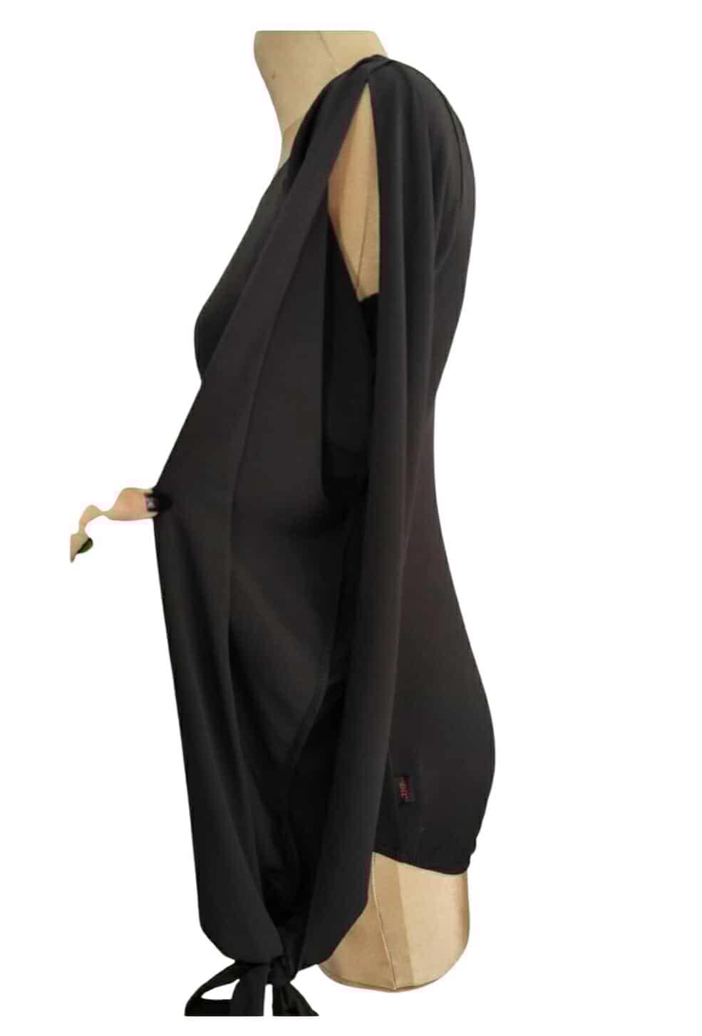 Body with cracks on the sleeves