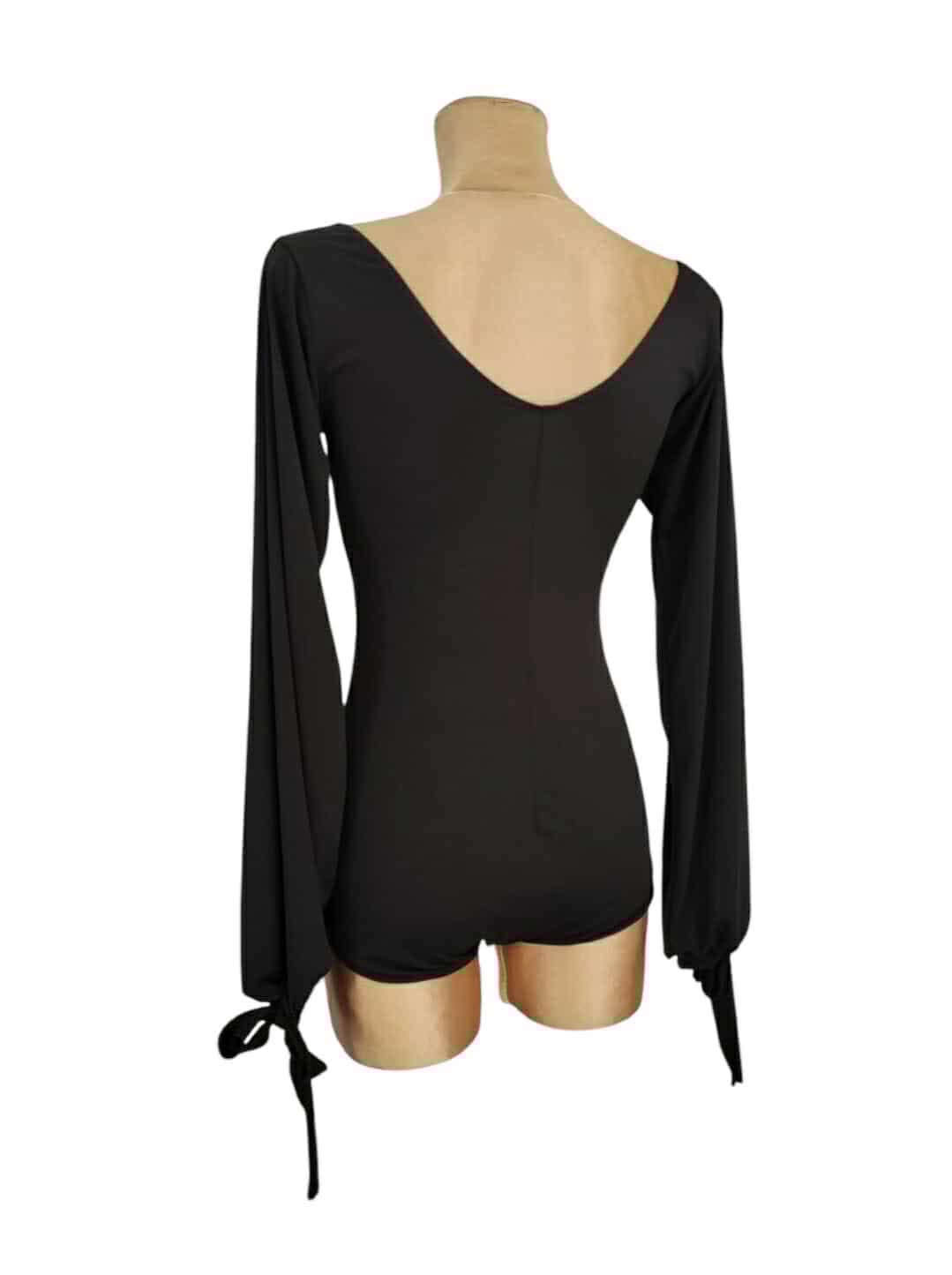 Body with cracks on the sleeves
